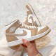 Air Jordan 1 Mid Tan Gum DA8005-100 Sail/Černá-Cider-Chile Červené