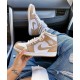 Air Jordan 1 Mid Tan Gum DA8005-100 Sail/Černá-Cider-Chile Červené