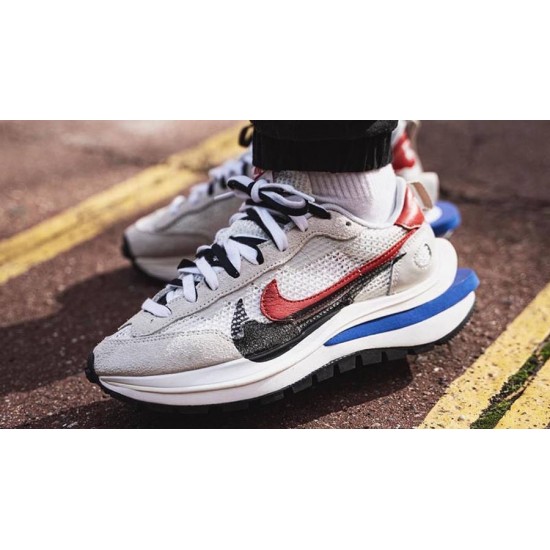 Nike Vaporwaffle Sacai Sport Fuchsie Game Royal CV1363-100 Sail/Light Bone-Game Royal-Sport Fuchsie